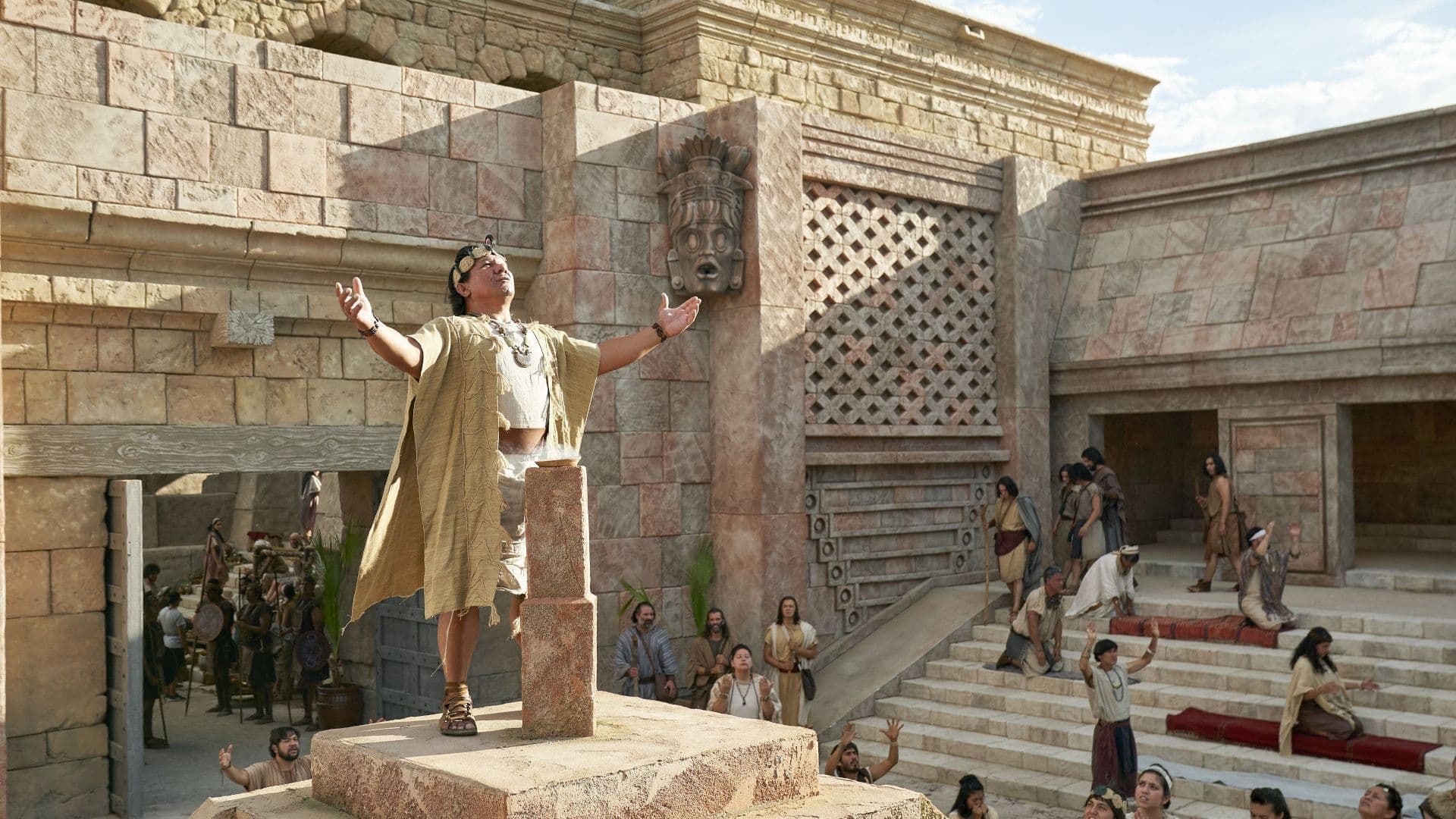 Un zoramita está de pie para orar en el Rameúmptom en esta imagen de los Videos del Libro de Mormón de La Iglesia de Jesucristo de los Santos de los Últimos Días.