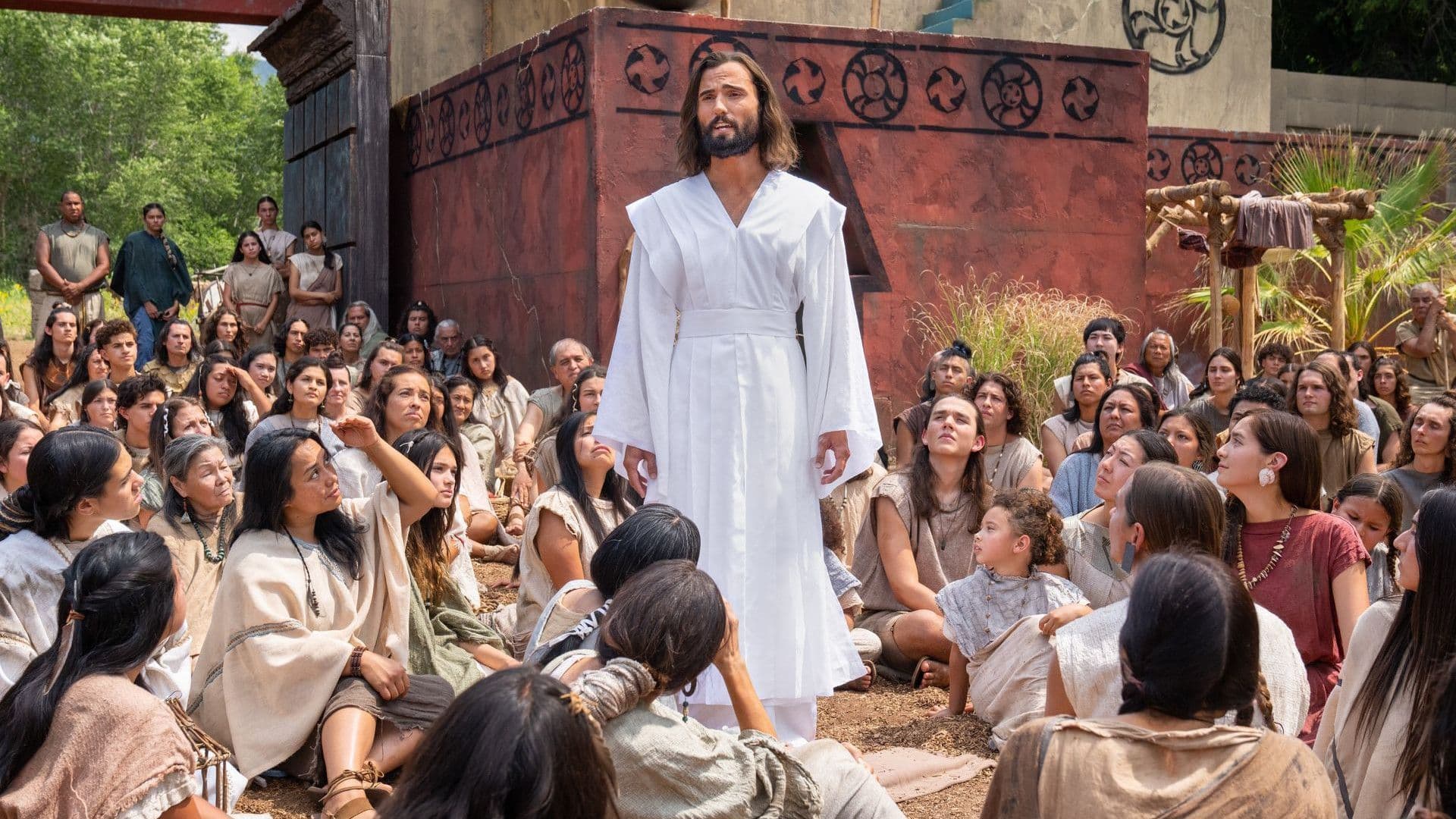 Jesús enseña al pueblo en el templo de Abundancia después de su resurrección. Fotograma de los vídeos del Libro de Mormón de la Iglesia de Jesucristo de los Santos de los Últimos Días.