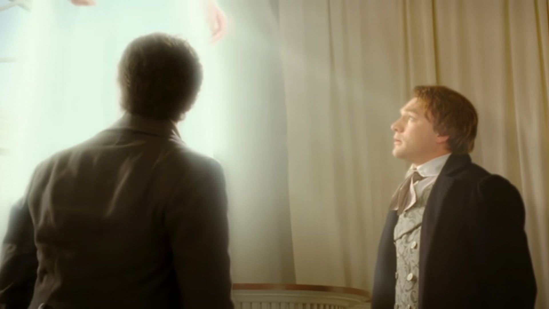 José Smith, hijo y Oliver Cowdery miran hacia arriba durante una visión de Cristo resucitado en este fotograma de "José Smith: el Profeta de la Restauración".