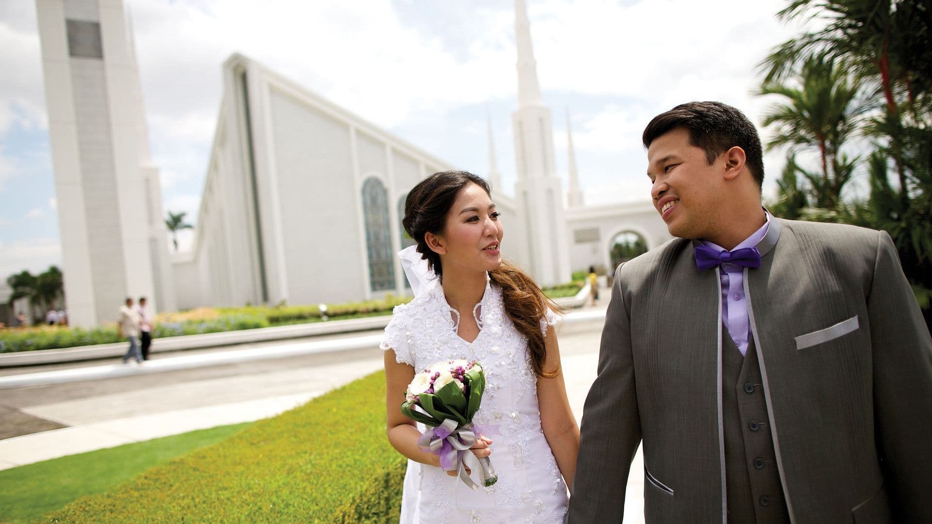 Una novia y un novio caminando fuera del Templo de Manila, Filipinas. Fotografía cortesía de La Iglesia de Jesucristo de los Santos de los Últimos Días.